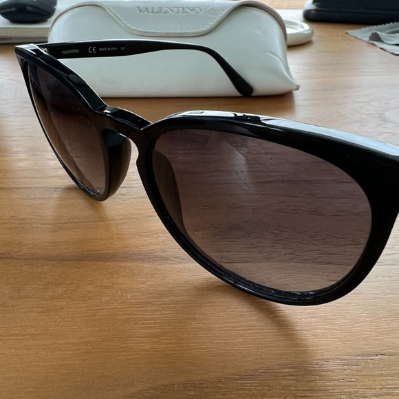 Valentino Sun Glasses - Picture 3 of 7